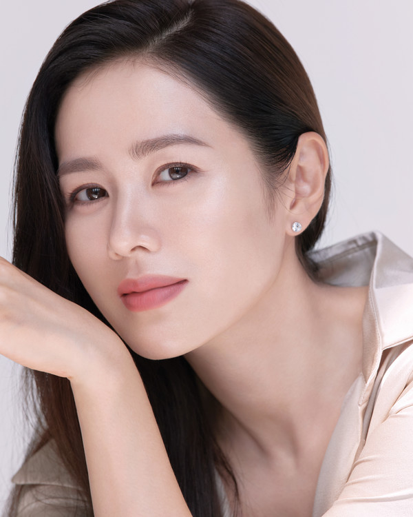 ประวัติโดย ซนเยจิน (Son Ye Jin)